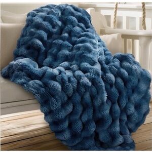HYTHE BUBBLE BLANKET 50" x 60" NAVY, NIP! Luxurious Blue Faux Fur Throw Blanket